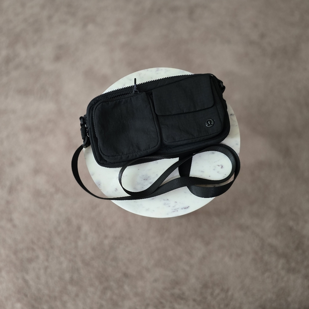 Lululemon Multi pocket crossbody 2.5L
